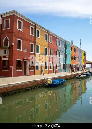 Case colorate fiancheggiate dal canale, burano Foto Stock