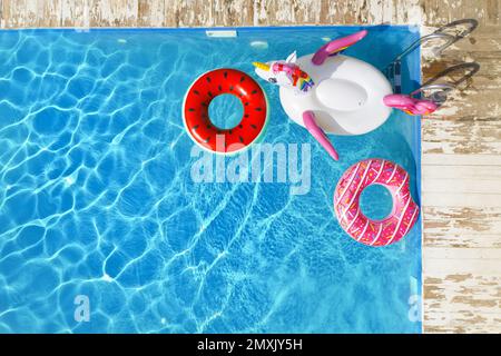 Piscina con anelli gonfiabili, vista dall'alto Foto Stock