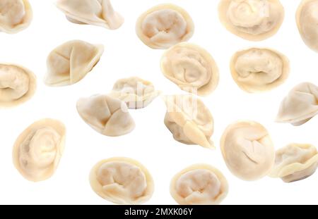 Molti gnocchi gustosi cadono su sfondo bianco Foto Stock