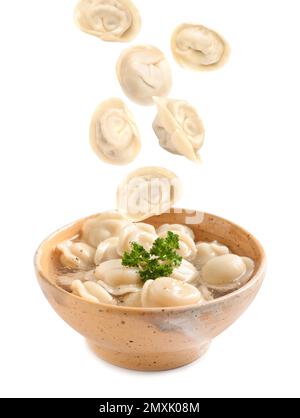 Molti gnocchi gustosi che cadono in ciotola su sfondo bianco Foto Stock