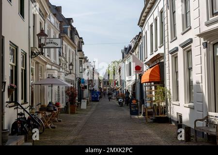 Strada dello shopping nel centro storico della città olandese Foto Stock