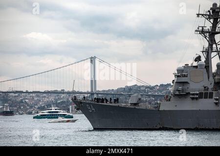 Istanbul, Turchia. 03rd Feb, 2023. USS Nitze (DDG-94), un cacciatorpediniere di classe Arleigh Burke degli Stati Uniti Navy, è ancorata al largo Dolmabahce a Istanbul. Credit: SOPA Images Limited/Alamy Live News Foto Stock