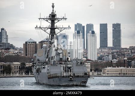 Istanbul, Turchia. 03rd Feb, 2023. USS Nitze (DDG-94), un cacciatorpediniere di classe Arleigh Burke degli Stati Uniti Navy, è ancorata al largo Dolmabahce a Istanbul. Credit: SOPA Images Limited/Alamy Live News Foto Stock