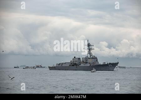 Istanbul, Turchia. 03rd Feb, 2023. USS Nitze (DDG-94), un cacciatorpediniere di classe Arleigh Burke degli Stati Uniti Navy, è ancorata al largo Dolmabahce a Istanbul. Credit: SOPA Images Limited/Alamy Live News Foto Stock