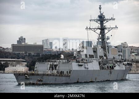 Istanbul, Turchia. 03rd Feb, 2023. USS Nitze (DDG-94), un cacciatorpediniere di classe Arleigh Burke degli Stati Uniti Navy, è ancorata al largo Dolmabahce a Istanbul. Credit: SOPA Images Limited/Alamy Live News Foto Stock