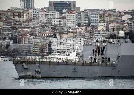 Istanbul, Turchia. 03rd Feb, 2023. USS Nitze (DDG-94), un cacciatorpediniere di classe Arleigh Burke degli Stati Uniti Navy, è ancorata al largo Dolmabahce a Istanbul. Credit: SOPA Images Limited/Alamy Live News Foto Stock