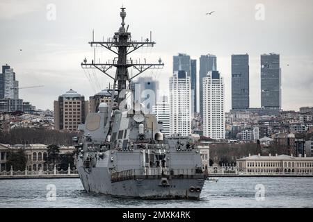 Istanbul, Turchia. 03rd Feb, 2023. USS Nitze (DDG-94), un cacciatorpediniere di classe Arleigh Burke degli Stati Uniti Navy, è ancorata al largo Dolmabahce a Istanbul. (Foto di Onur Dogman/SOPA Images/Sipa USA) Credit: Sipa USA/Alamy Live News Foto Stock