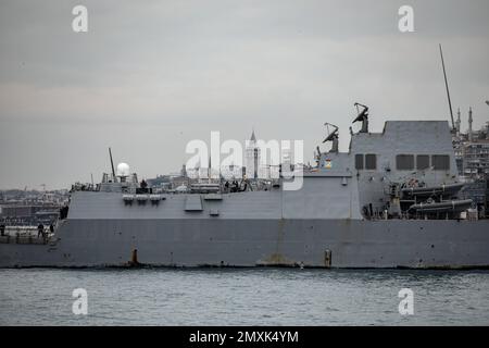 Istanbul, Turchia. 03rd Feb, 2023. USS Nitze (DDG-94), un cacciatorpediniere di classe Arleigh Burke degli Stati Uniti Navy, è ancorata al largo Dolmabahce a Istanbul. (Foto di Onur Dogman/SOPA Images/Sipa USA) Credit: Sipa USA/Alamy Live News Foto Stock