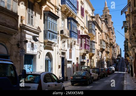 St Paul’s Street è una delle strade più autentiche della stretta griglia di la Valletta, Malta Foto Stock