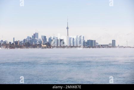 Toronto. 3rd Feb, 2023. Questa foto scattata il 3 febbraio 2023 mostra il lago Ontario con nebbia di vapore a Toronto, Canada. Ambiente il Canada ha emesso un avvertimento di freddo estremo per Toronto il venerdì. Credit: Zou Zheng/Xinhua/Alamy Live News Foto Stock