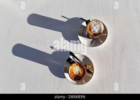 Caffè cortado, specialità di caffè spagnolo dall'alto, espresso con schiuma di latte in due bicchieri, getto d'ombra lunga, Lanzarote, Spagna, Europa Foto Stock