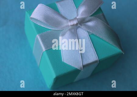 Primo piano della confezione regalo verde schiuma di mare con arco bianco Foto Stock