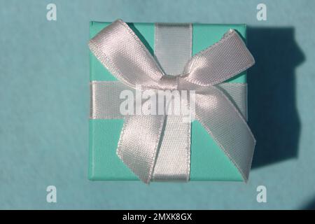 Primo piano della confezione regalo verde schiuma di mare con arco bianco Foto Stock