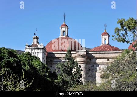 Colonne, chiesa e palazzo del complesso del palazzo di Mitla Oaxaca, Messico, America Centrale Foto Stock