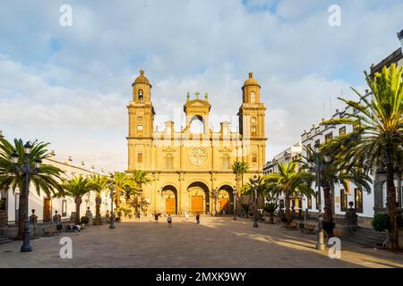 Vecchia Cattedrale di Santa Ana nella piazza principale della storica Vegueta, Las Palmas de Gran Canaria, Isole Canarie, Spagna, Europa Foto Stock