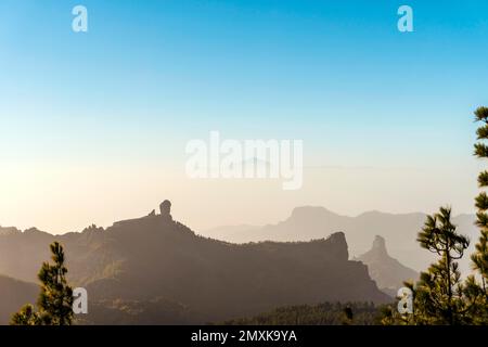 Vista dalla cima più alta di Gran Canaria al picco di Roque Nublo e il vulcano El Teide sulla vicina isola di Tenerife, Isole Canarie, Spagna, Europa Foto Stock