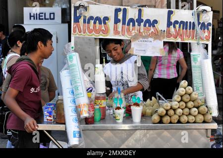 Bancarella, vendita di strada, vendita di cibo e bevande, Merida, Yucatan, Messico, America Centrale Foto Stock