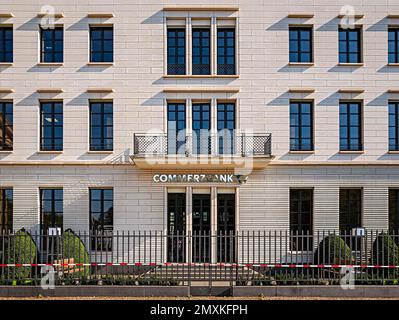 Edificio degli uffici della Commerzbank vicino alla porta di Brandeburgo, Berlino, Germania, Europa Foto Stock