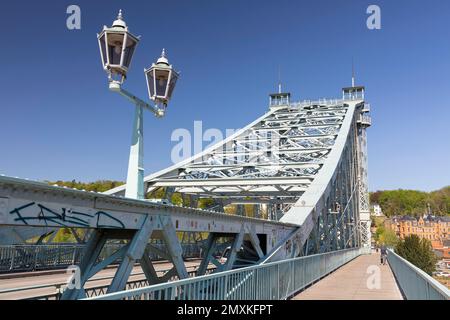 Sul ponte Blaues Wunder con lanterna storica e costruzione in acciaio, Dresda, Sassonia, Germania, Europa Foto Stock