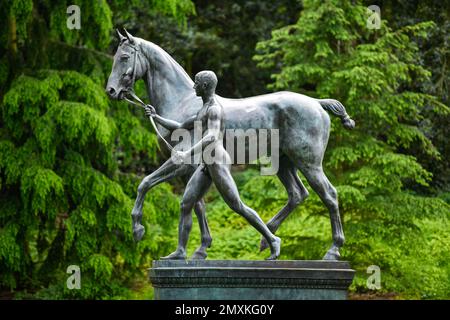 Scultura il Rosselenker di Louis Tuaillon, Wallanlagen, Brema, Germania, Europa Foto Stock