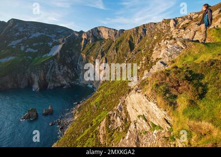 Notte di mezza estate sulle scogliere di Slieve League, fino a 601 m di altezza, nella parte occidentale della Contea di Donegal, Oceano Atlantico, Irlanda, Europa Foto Stock