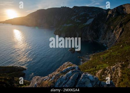 Notte di mezza estate sulle scogliere di Slieve League, fino a 601 m di altezza, nella parte occidentale della Contea di Donegal, Oceano Atlantico, Irlanda, Europa Foto Stock