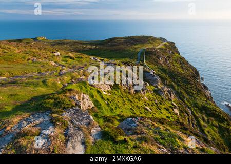Notte di mezza estate sulle scogliere di Slieve League, fino a 601 m di altezza, nella parte occidentale della Contea di Donegal, Oceano Atlantico, Irlanda, Europa Foto Stock