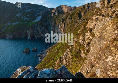 Notte di mezza estate sulle scogliere di Slieve League, fino a 601 m di altezza, nella parte occidentale della Contea di Donegal, Oceano Atlantico, Irlanda, Europa Foto Stock