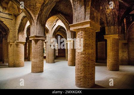 Sala a colonne a Sud Ivan, Venerdì Moschea, Masjid-e Jomeh, Isfahan, Isfahan, Iran, Asia Foto Stock