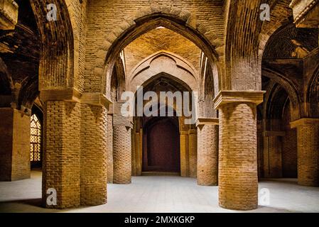 Sala a colonne a Sud Ivan, Venerdì Moschea, Masjid-e Jomeh, Isfahan, Isfahan, Iran, Asia Foto Stock