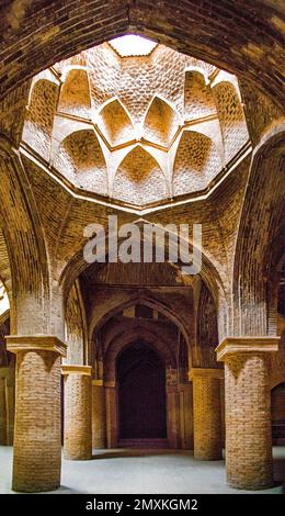 Sala a colonne a Sud Ivan, Venerdì Moschea, Masjid-e Jomeh, Isfahan, Isfahan, Iran, Asia Foto Stock