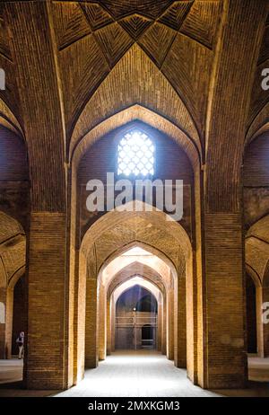 Sala a colonne a Sud Ivan, Venerdì Moschea, Masjid-e Jomeh, Isfahan, Isfahan, Iran, Asia Foto Stock