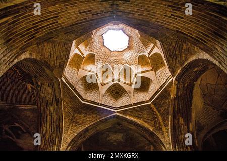 Sala a colonne a Sud Ivan, Venerdì Moschea, Masjid-e Jomeh, Isfahan, Isfahan, Iran, Asia Foto Stock