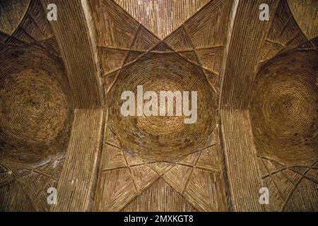 Sala a colonne a Sud Ivan, Venerdì Moschea, Masjid-e Jomeh, Isfahan, Isfahan, Iran, Asia Foto Stock