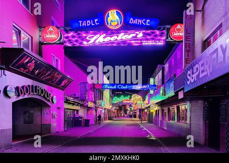 Neon pubblicità per la vita notturna in via Große Freiheit, una strada laterale per la Reeperbahn, St Pauli, Amburgo, Germania, Europa Foto Stock