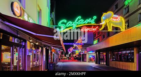 Neon pubblicità per la vita notturna in via Große Freiheit, una strada laterale per la Reeperbahn, St Pauli, Amburgo, Germania, Europa Foto Stock