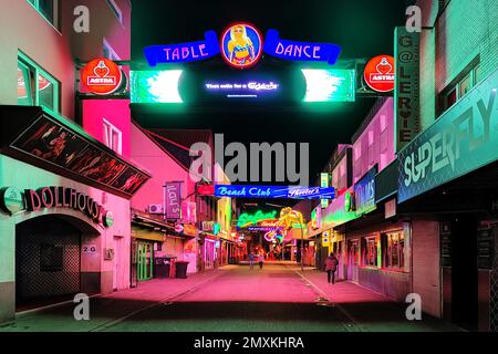 Neon pubblicità per la vita notturna in via Große Freiheit, una strada laterale per la Reeperbahn, St Pauli, Amburgo, Germania, Europa Foto Stock