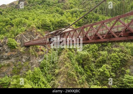 Ponte di Kawarau, Queenstown, Nuova Zelanda - 20th dicembre 2022: Un salto di bungy jumper dal ponte di Kawarau vicino Queenstown in Nuova Zelanda, il birthpl Foto Stock