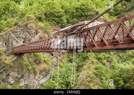 Ponte di Kawarau, Queenstown, Nuova Zelanda - 20th dicembre 2022: Un ponticello di bungy si prepara a balzare indietro dal ponte di Kawarau vicino Queenstown in Nuova Zelanda Foto Stock