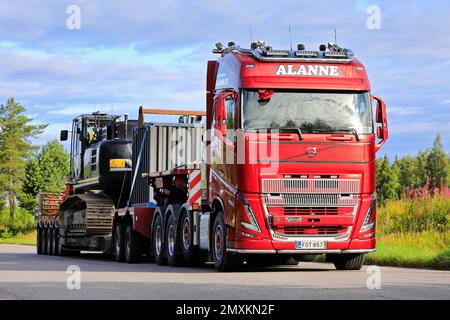 Nuovo, rosso Volvo FH16 camion di Alanne Oy parcheggiato in cantiere, pronto per il trasporto di macchinari pesanti caricati su rimorchio. Salo, Finlandia. Luglio 29, 2022. Foto Stock