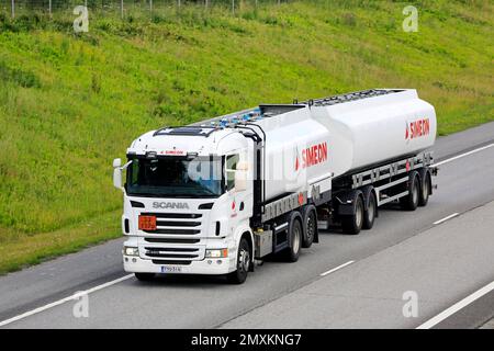 Il carro armato bianco Scania R480 Simeon trasporta merci pericolose in autostrada. Il codice ADR 33-1170 sta per etanolo. Salo, Finlandia. Luglio 29, 2022. Foto Stock