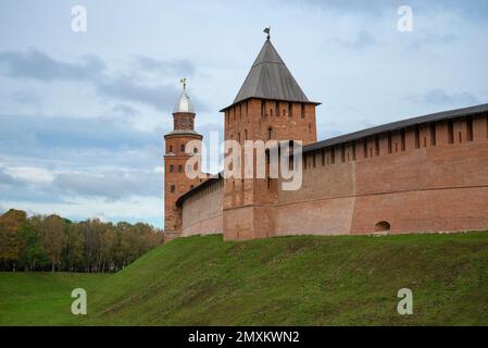 Due antiche torri del Cremlino di Novgorod nel pomeriggio di ottobre. Veliky Novgorod, Russia Foto Stock