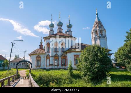 Vista dell'antica Chiesa dell'Annunciazione della Beata Vergine Maria (1762) in un giorno di sole agosto. Ustyuzhna. Regione di Vologda, Russia Foto Stock