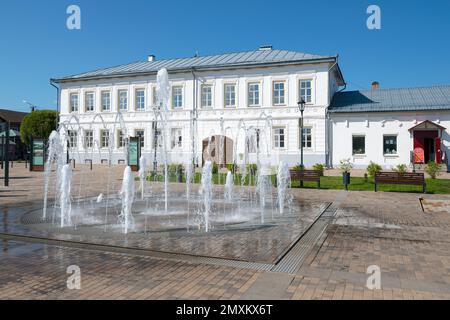 USTYUZHNA, RUSSIA - 04 AGOSTO 2022: Fontana sull'antica Piazza del Commercio in un giorno di sole agosto Foto Stock