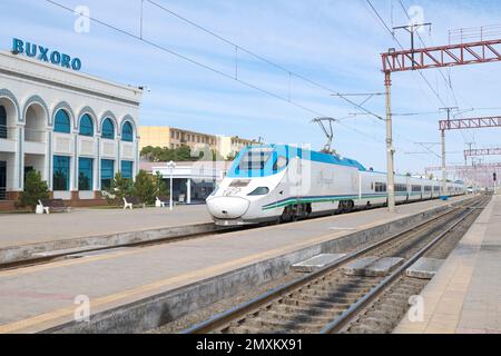 KAGAN, UZBEKISTAN - 11 SETTEMBRE 2022: Treno elettrico ad alta velocità Talgo 250 'Afrosiyob' sulla stazione di Bukhara-1 in una giornata di sole Foto Stock