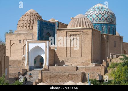 SAMARCANDA, UZBEKISTAN - 12 SETTEMBRE 2022: La necropoli medievale timuride di Shah-i-Zinda in un giorno di sole settembre Foto Stock