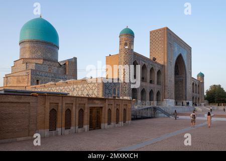 SAMARCANDA, UZBEKISTAN - 13 SETTEMBRE 2022: Presso l'antica madrasa Tilla-Kari la sera di settembre. Piazza Registan Foto Stock