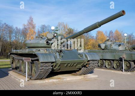 KIROVSK, RUSSIA - 24 OTTOBRE 2022: Carro armato sovietico di T-62M primo piano in un giorno di sole di ottobre. Esposizione aperta del museo 'la svolta dell'assedio di Foto Stock