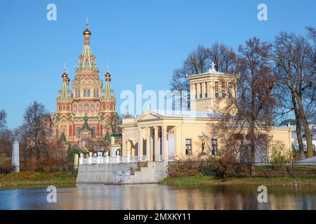 PETRODVORETS, RUSSIA - 25 OTTOBRE 2022: Vista dell'antica Cattedrale di Pietro e Paolo e del padiglione di Tsaritsyn in un giorno di sole ottobre Foto Stock