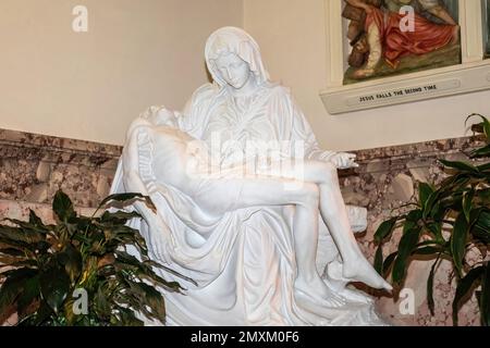 Replica della Pietà di Michelangelo nella Basilica di San Stanislaus Catholic Church a Winona, Minnesota USA. Originale a St. Basilica di Pietro a Roma. Foto Stock